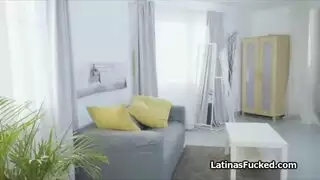 إباحية صريحة: لاتينا ترتدي النظارات تستمتع بنهاية قذف لزجة