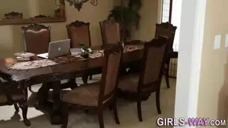 شقراء مغرية تخلع فستانها الأخضر لمشهد جنسي صريح