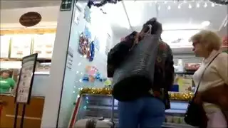 الأم الناضجة المثيرة في الزي الأزرق تمارس الجنس بقوة