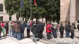 مراهق مثار لا يتوقف عن تقديم خدمة الحلق العميق مجانًا