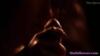 ملكة شرجية تشيكية شقراء تأخذ قطاراً في كل فتحة