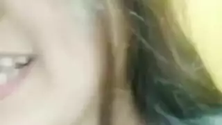 امرأة ناضجة مغراء ذات أثداء عملاقة تحصل على قذف على الوجه