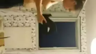 شاب روسي صغير يجعل قضيبه مبللاً في العشب