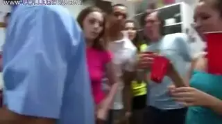 طالبات الجامعات الشابات تأخذ زبًا ضخمًا في كل حفرة