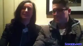 سيدة ناضجة مثيرة ترتدي جوارب طويلة تمارس الجنس خارجاً