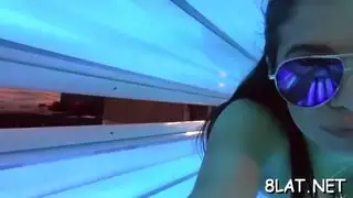 العامل الأسود يضاجعها بعمق