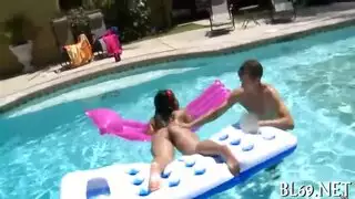 عاهرة سمراء جشعة لا تستطيع الاكتفاء بقضيبين صلبين