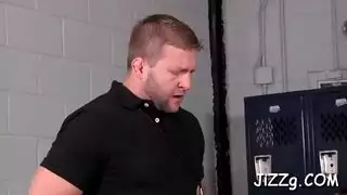 بلا حدود: شباب في لقاء إباحي مع رجال متعددين