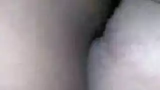 الحلوبة النحيلة تلعب ببظرها في مقطع استمناء عاري