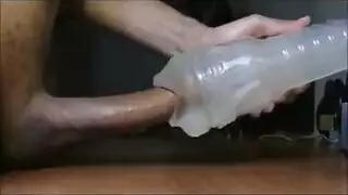 كتكوت بريطاني يستخدم الهزاز وعصا هزلي من دارسي بيل