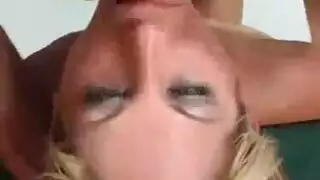 عاهرة مراهقة تتعمق في قضيبها الضخم المنتصب