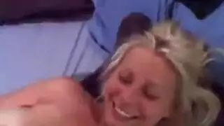 شقراوان خاضعتان تركعان من أجل قضيب نجم إباحي