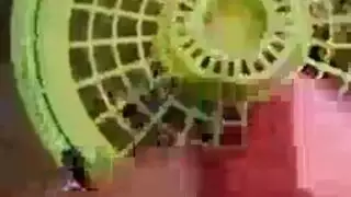 سراويل وردية، شفاه حمراء، طلاء أظافر أحمر لعاهرة