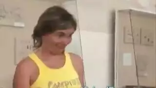 مراهقة تونسية تُمارس الجنس في مؤخرتها الضيقة