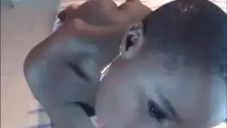 جميلة سمراء تتعرض لإيلاج مزدوج في وضعية الكلب وتحبه