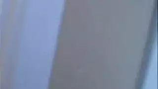 شاب صغير ينيك أم صديقه الشهوانية بقوة ويقذف على أثدائها الضخمة