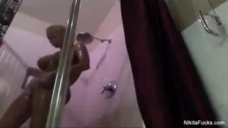 التقت نيكيتا فون جيمس بزميلتها كارلي غراي ولم تمانع في تدليكها