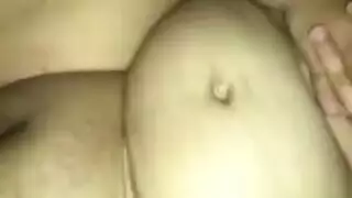 تمثيل النوم العميق بينما يملأ القضيب شرجها الضيق