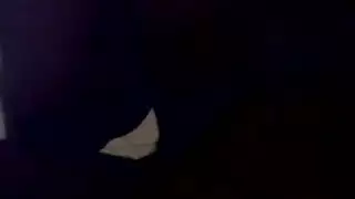 فتاة قرنية مع عصير بطن الهزات قبالة