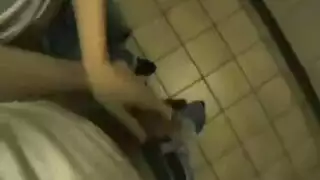 جنس قوي بين الثديين وهي نائمة على بطنها