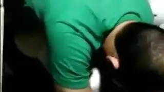 مراهق يمارس الجنس بقوة في مؤخرة العاهرة