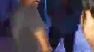 قنبلة مبتذلة في الملابس الداخلية الوردية تحصل على شكل قضيبها