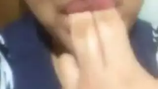 عاهرة تطالب بأداة صلبة كبيرة لفتحتها الضيقة وثدييها