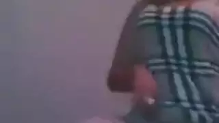 عاهرة عربية جامحة تصرخ طالبة قضبان كبيرة وتفتح كسها