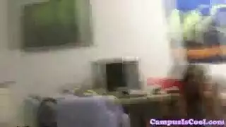 طالبات جامعيات ساخنة يتناوبن على القضبان الكبيرة