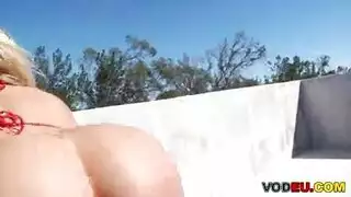 مشهد سحاقي إباحي: عبادة الطيز وتداخل ديلدو مزدوج