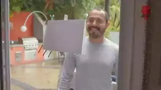 دون دعوة وهو عاري، ينزل بين فخذيها ثم ينيكها بقوة