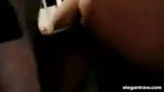 قضيب أسود عملاق يشق شرج الشقراء الضيق وهي تدخل أصابعها في كسها