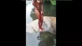 أثداء عارية وأدغال: إباحية أفريقية بجانب النهر