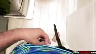 لاتينية ممتلئة الجسم تأخذ قضيبًا ضخمًا في مهبلها لعمل جنس صريح