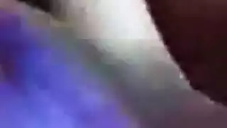 امرأة خبيرة تبتلع السائل المنوي بعد مص عميق