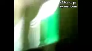 زوجين مصريين يمارسان الجنس الخشن: يضربون كسها الضيق بقوة