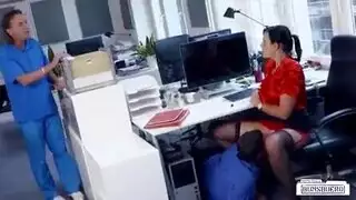 نكاح مكتبي قاسٍ: سكرتيرة تأخذه من زميلها