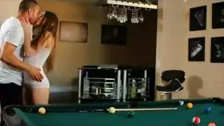 تقبيل عنقها يدفعه لممارسة الجنس بشدة في وضعية المبشر