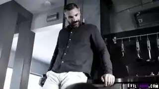 فتاة شقراء تقدم مصاً لامعاً لصاحب عملها المسيطر