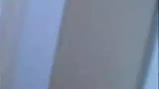 شاب يأخذ أم صديقه الفاجرة وينزل على ثدييها الضخمين