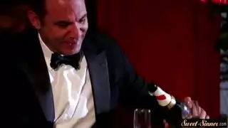 عروس مثيرة في فستان الزفاف تحصل على فعل إباحي قاسٍ