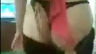 راقصة عربية ساخنة تظهر ثدييها الكبيرين وتحصل على قذف على وجهها