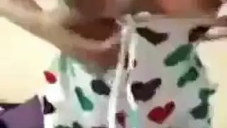 عاهرة كاميرا خليجية تُكشف وهي تظهر ثدييها الضخمين على بث مباشر