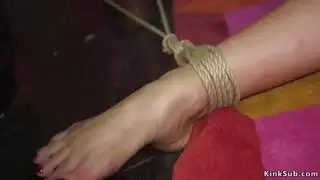 زوجان مثاران يمارسان الجنس بصوت عالٍ وبقسوة في فيلم إباحي