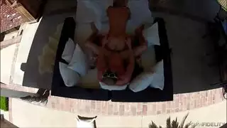 جعلها تصرخ بمص شفرات فرجها ودغدغة بظرها