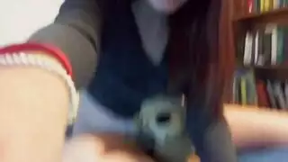 سكس مع الحيوانات: تستمني ثم تمارس الجنس بقوة مع كلبها