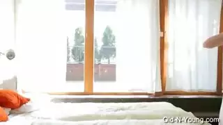 سكس شرجي ومهبلي صريح: تحسس أثدائها أثناء ملء كلا الفتحتين