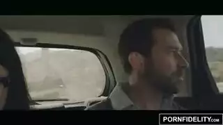 الفتاة المراهقة تتناك في كسها الصغير ونياكها يغطيها بحليب زبه الساخن