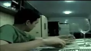 علاقة جنسية محرمة: شاب مثير وزوجة الأب على كاميرا خفية