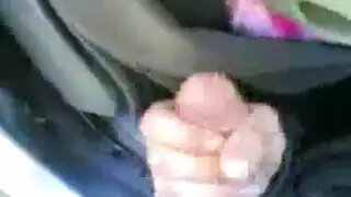 قضيبان عربيان يملآن عاهرة محجبة في مقعد خلفي إباحي